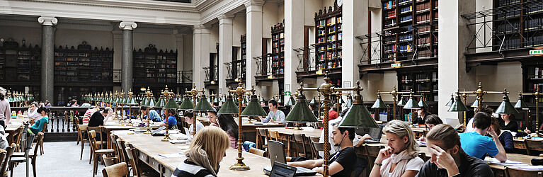 Studierende lernen im großen Lesesaal